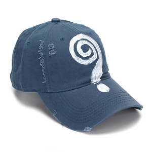 Dettaglio del berretto da baseball blu navy lavato con effetto consumato e graffiti