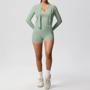 Vue détaillée de l'ensemble de fitness 3 pièces vert menthe avec veste et short de yoga