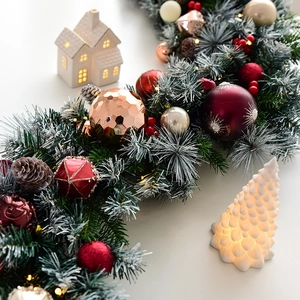 135cm lush green Christmas garland with LED lights, red gold baubles and pine cones