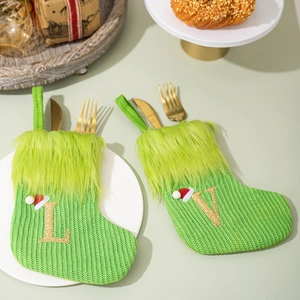 Chaussettes de Noël en tricot vert avec broderie de lettres dorées sur assiettes