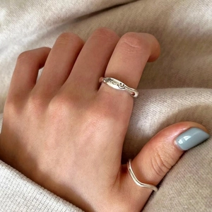 Detail von 925 Sterling Silber Lächeln-Ring und minimalistischem Wellenring an Hand