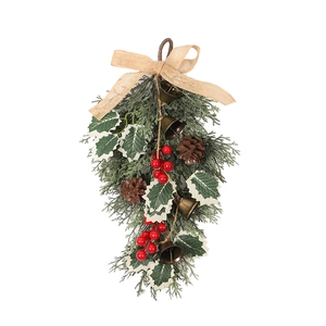 Decorazione natalizia con pigne, bacche rosse e campane a forma di albero capovolto