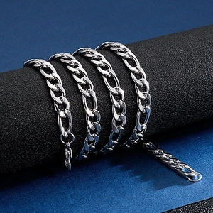 Klassische silberne Figaro-Kette aus Edelstahl für Damen und Herren auf schwarzem Ständer