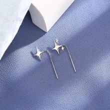 Boucles d'oreilles étoile en argent S925 avec enfileur linéaire sur fond bleu