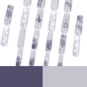 Faux ongles trapèze longs avec motif léopard argenté, roses 3D en métal et gemmes de cœur