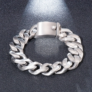Draufsicht auf mattes Edelstahl-Panzerarmband mit sicherem Quadratverschluss für Herren