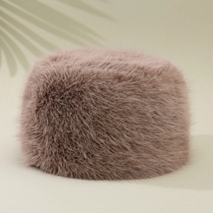 Détail du chapeau cloche en fourrure rose poudré montrant texture douce et matière chaude