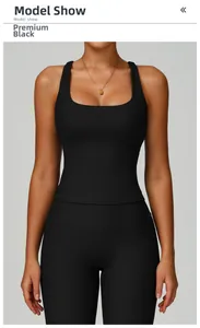Détail de l'ensemble de yoga noir côtelé extensible avec col carré et legging de sport