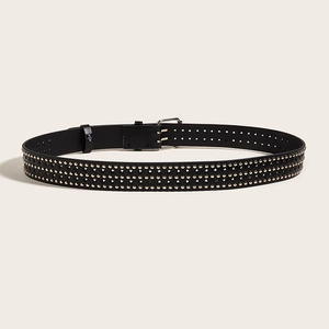 Détail d'une ceinture en cuir noir avec plusieurs rangées de clous étoiles argentés