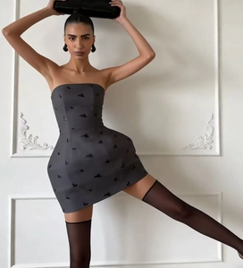 Detail van donkergrijze strapless jurk met 3D-bloemen en een gestructureerd silhouet