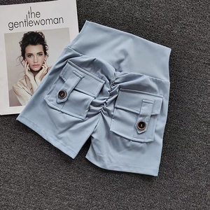 Détail du short de yoga bleu clair à taille haute avec poches et design push-up fessier