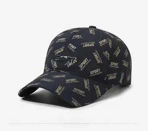 Détail du tissu imperméable bleu marine et des imprimés dorés SPORT sur la casquette de sport