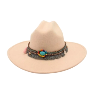 Détail du chapeau fedora bohème avec perles colorées, pierre turquoise et glands décoratifs