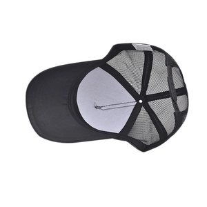 Dettaglio del retro in rete traspirante e della fodera interna del cappello da baseball nero