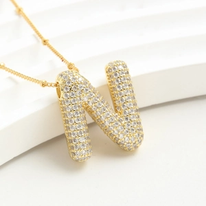 Collana con lettera N a palloncino placcata in oro con zirconi micro-pave