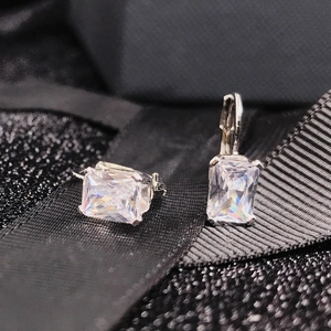 Dettaglio di orecchini in moissanite a taglio quadrato con montatura in argento