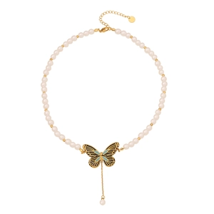 Collier élégant avec pendentif papillon doré, perles d'imitation et détails en émail