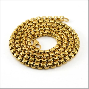 Détail du collier chaîne à mailles carrées en acier inoxydable plaqué or 18 carats avec fermoir