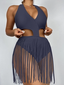 Détail d'un maillot de bain dos nu bleu marine avec découpes et longues franges bohèmes