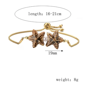 Dettaglio del bracciale dorato con stelle marine e perline ceramica e chiusura regolabile
