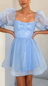 Detail der hellblauen Organza-Puffärmel an einem Vintage-Prinzessinnen-Minikleid