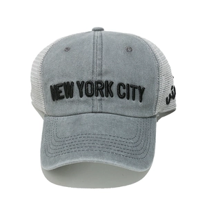 Dettaglio del ricamo 3D NEW YORK CITY sul cappellino da baseball in mesh grigio