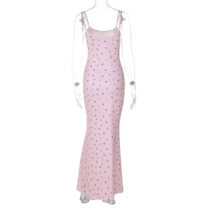 Vue détaillée de la robe longue rose à imprimé cerise, coupe ajustée et fines bretelles