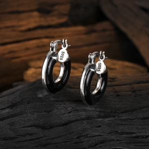 Orecchini a cerchio minimalisti in argento S925 con smalto nero su fondo legno