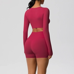 Detail van roze crop top met lange mouwen en high waist shorts yoga set achterkant