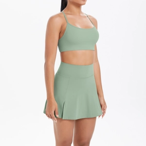 Vue détaillée de l'ensemble brassière de sport vert clair et jupe plissée pour le yoga