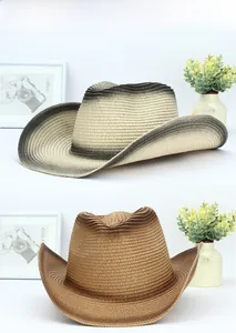 Detail von Cowboy-Strohhüten mit Farbverlauf in Beige und Braun und breiter Krempe