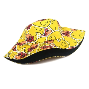 Gros plan du chapeau bob réversible jaune avec motif canard mignon et doublure noire