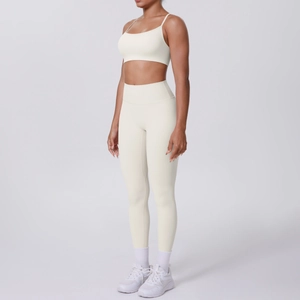 Vue détaillée de l'ensemble de yoga blanc crème avec fines bretelles et legging taille haute
