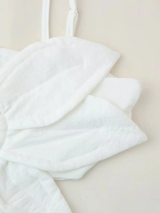 Gros plan du haut sans manches blanc avec texture de tissu 3D en forme de pétales