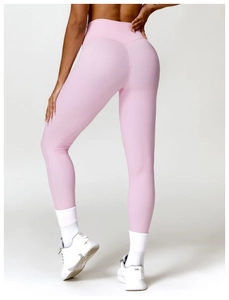 Vue arrière du legging de yoga rose taille haute montrant l'effet galbant et ajusté