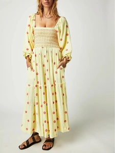 Elegantes gelbes Maxikleid mit eckigem Ausschnitt, Laternenärmeln und Stickerei