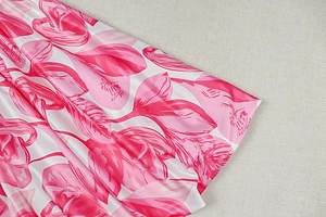 Detail der rosa Blumendruck auf glänzendem Satinstoff mit glatter Textur und Fall