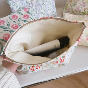 Gros plan de l'intérieur d'une trousse à maquillage en coton avec doublure et capacité
