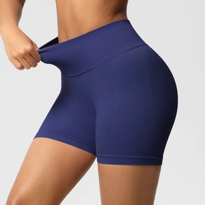 Détail de la taille haute sans couture extensible sur le short de yoga bleu foncé