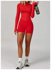 Détails de la veste de yoga rouge à col montant avec passe-pouces et short taille haute