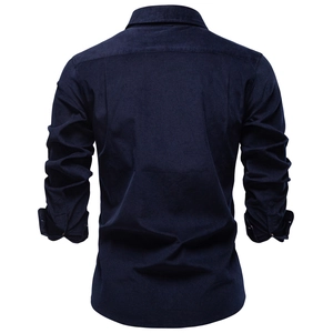 Dettaglio del tessuto in velluto a coste blu scuro e retro della camicia uomo a maniche lunghe