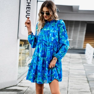 Robe courte fleurie bleue à manches longues, col à volants et jupe à plusieurs niveaux