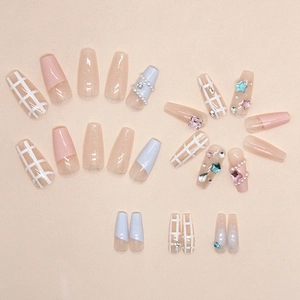 Faux ongles français avec perles étoiles et diamants aux motifs à carreaux chics