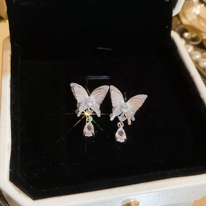 Détail macro de boucles d'oreilles papillon avec placage argent et cristaux zircons