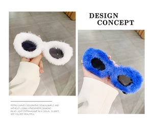 Détail de lunettes de soleil ovales avec monture en fausse fourrure blanche et bleue