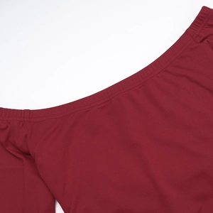 Détail du tissu en maille bordeaux montrant l'encolure à épaules dénudées et les coutures