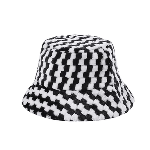Bob d'hiver en peluche à damier noir et blanc en fausse fourrure avec texture épaisse