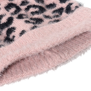 Gros plan sur la texture léopard rose et noir et les fibres tricotées chaudes
