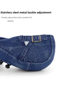 Détail de la boucle en acier inoxydable réglable sur le béret en jean bleu