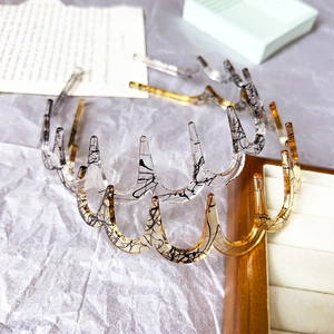 Detail of wavy headbands in amber and grey with mesh pattern and non-slip teeth